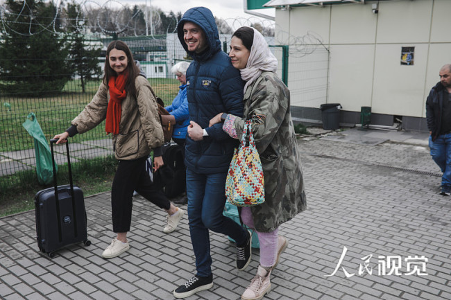 大批出国避险的乌克兰民众开始返回家园