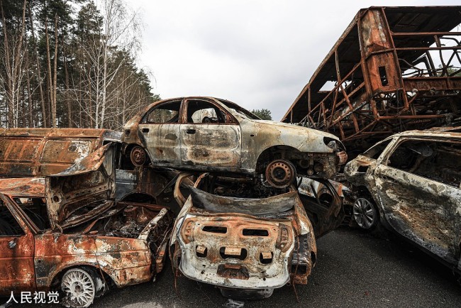 当地时间2022年4月21日，乌克兰伊尔平，被摧毁的汽车堆积路边。
