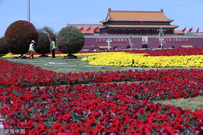 2022年4月22日， “五一”国际劳动节临近，北京市园林部门在天安门广场东西两侧布置花球和花柱，并摆设了造型鲜花和绿植，供市民和游人观赏。