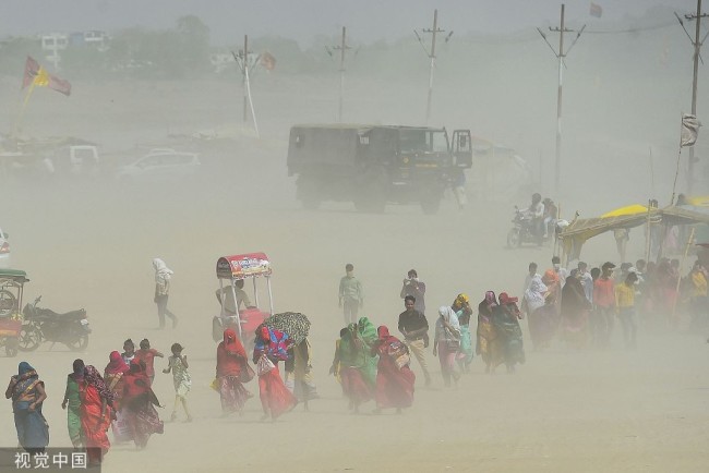 当地时间2022年4月23日，印度桑格姆，当地遇沙尘天气，民众淹没黄沙中。