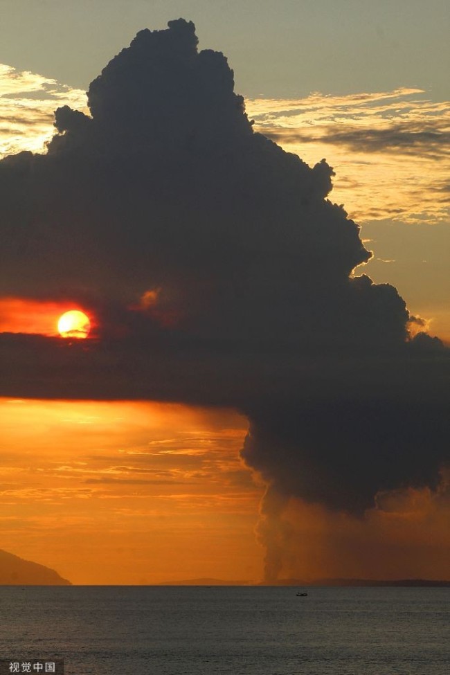 当地时间2022年4月24日，印尼西朗，据法新社报道，印度尼西亚喀拉喀托之子火山当日喷发，在爪哇岛和苏门答腊岛之间的海峡上喷出了厚厚的火山灰，火山灰高达3000米。