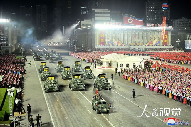 当地时间2022年4月25日，朝鲜平壤，朝鲜在首都平壤金日成广场举行阅兵式，纪念朝鲜人民革命军建军90周年。