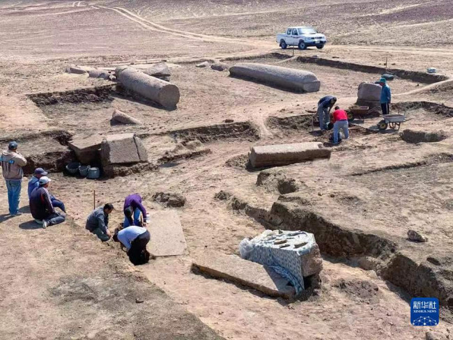 这张未标明拍摄时间的照片显示，考古人员在埃及北西奈省的遗址发掘现场工作。