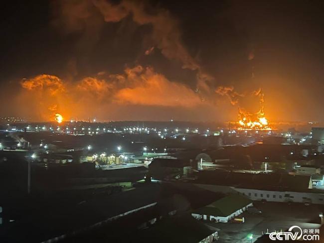 俄罗斯布良斯克一处石油基地发生火灾