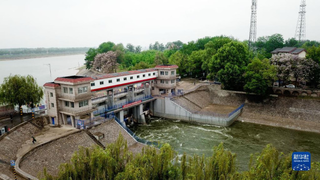 4月28日，山东省德州市四女寺枢纽南运河节制闸开启，对京杭大运河全线贯通补水（无人机照片）。