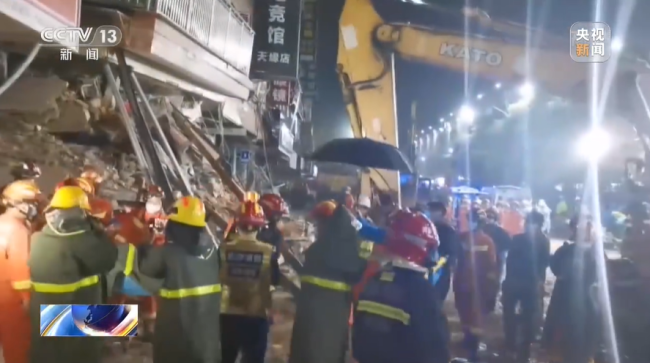 湖南长沙倒塌楼房现场救出3名被困人员,均无生命危险