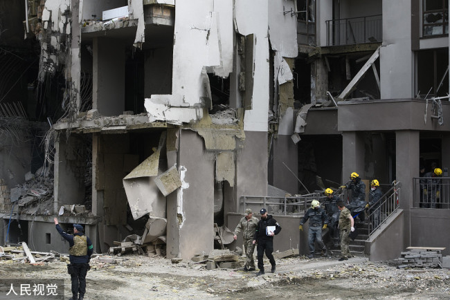 乌克兰基辅遭到袭击 建筑受损严重