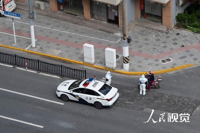 上海交警加强街面巡查，查验通行证及核酸证明。