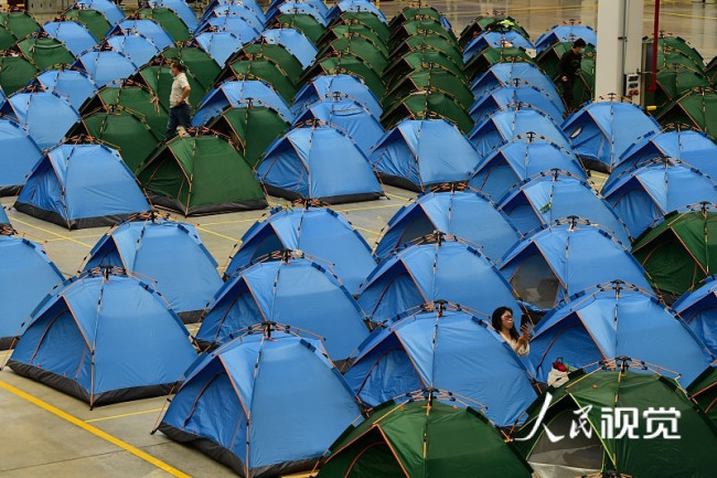 2022年5月2日晚，江苏省太仓高新区一家汽车零部件制造企业生产车间内，实行闭环管理的车间员工、管理人员准备进入帐篷小家休息。
