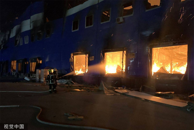俄罗斯莫斯科郊外一印刷仓库起火。