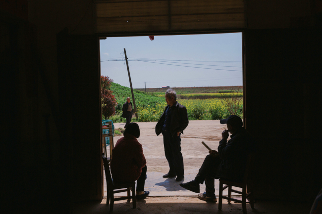 湖南省岳阳市华容县插旗镇众城村,邓新华和邻居坐在家门口聊天