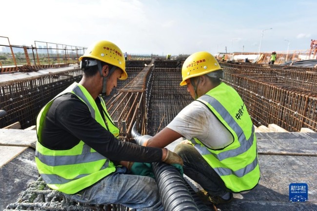 5月5日，工人在珠海鹤港高速公路二期工程高栏港枢纽立交桥穿波纹管。