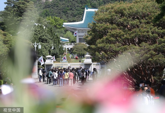 韩国青瓦台时隔74年全部开放 民众捧花涌入
