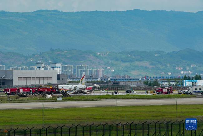 重庆江北国际机场一航班偏出跑道起火