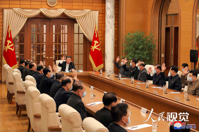 当地时间2022年5月12日，朝鲜平壤，据朝中社报道，朝鲜最高领导人金正恩出席朝鲜劳动党第八届中央委员会第八次政治局会议举行。