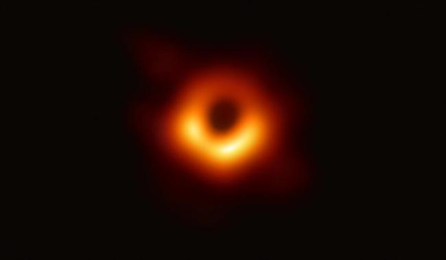 银河系中心黑洞首张照片来了！看上去象个甜甜圈