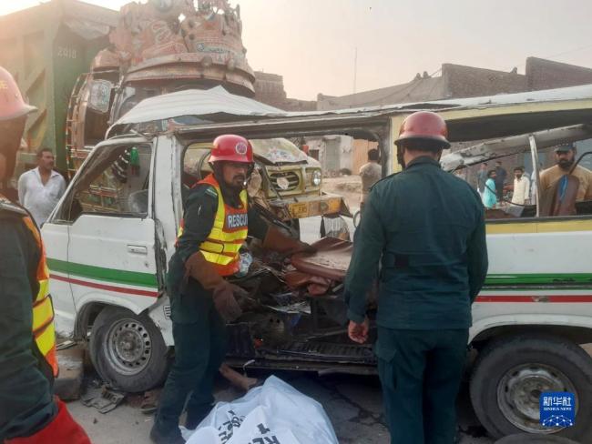 巴基斯坦翻斗车与客车相撞致12人死亡