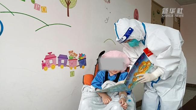 上海战疫看点丨上海7岁危重症新冠患儿康复出院