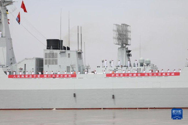 5月18日，中国海军第41批护航编队在浙江舟山某军港解缆起航，官兵们挥手告别。新华社发（韩林 摄）