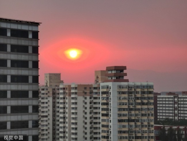 2022年5月19日，北京，傍晚现红色夕阳。
