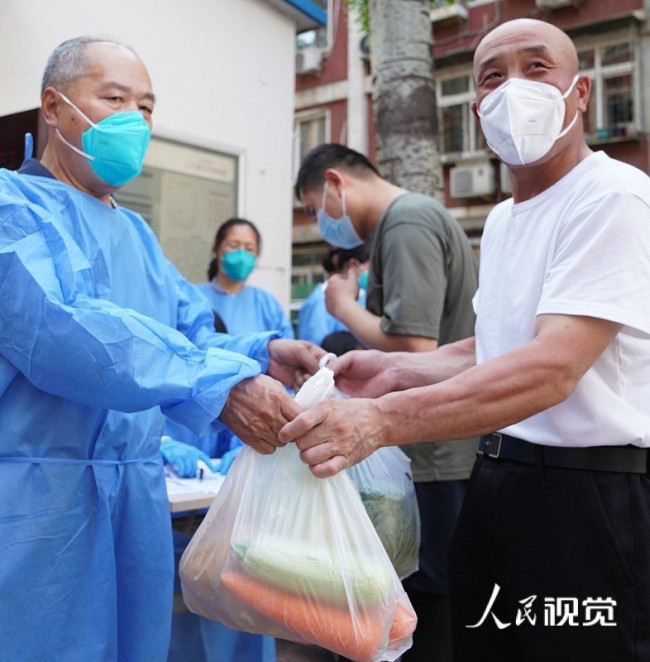 2022年5月23日，北京，随着海淀区疫情防控提级，海淀区联合各大商超为封管控社区居民赠送爱心蔬菜包。
