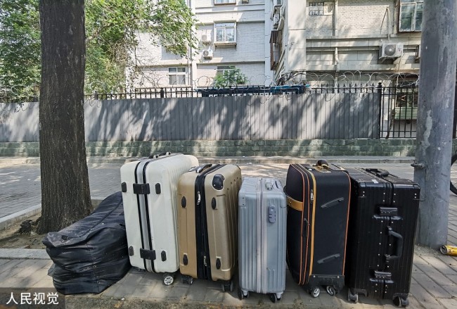 2022年5月24日，北京海淀友谊社区南门外。几个行李箱。