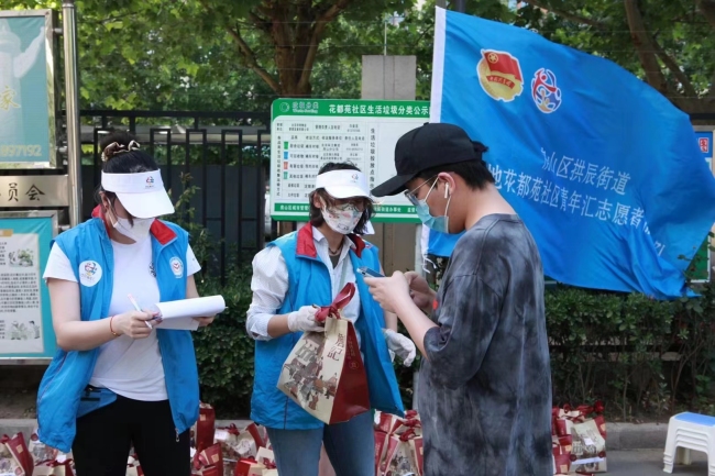 穿上防护服，社会工作者变身各种角色
