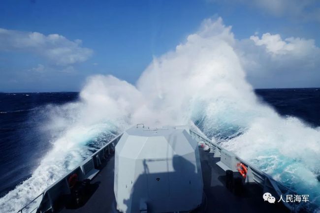 人民海军硬核赛龙舟 追求的不止是速度还有炮火争鸣