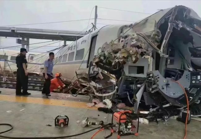 D2809次旅客列车在贵州榕江站撞上泥石流脱线