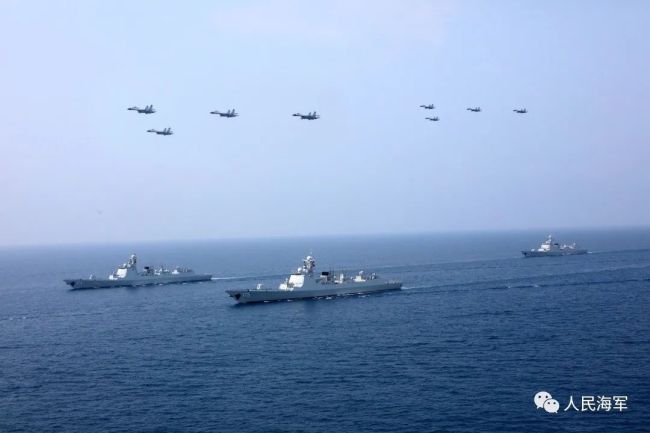 人民海军硬核赛龙舟 追求的不止是速度还有炮火争鸣