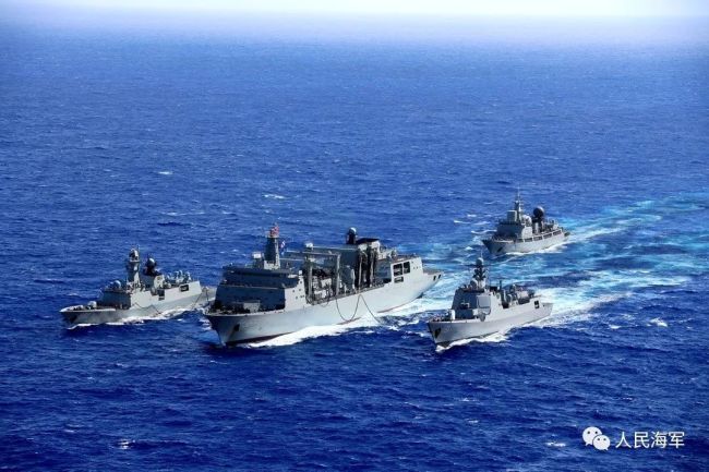 人民海军硬核赛龙舟 追求的不止是速度还有炮火争鸣