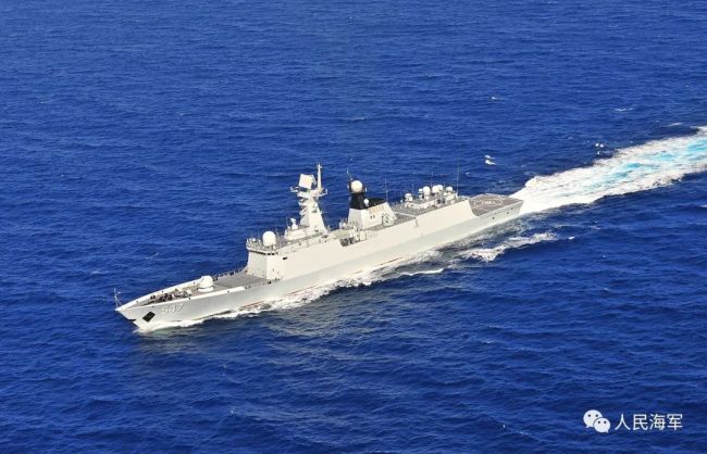 人民海军硬核赛龙舟 追求的不止是速度还有炮火争鸣