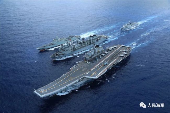 人民海军硬核赛龙舟 追求的不止是速度还有炮火争鸣