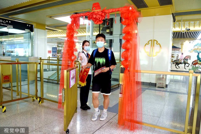 洛阳地铁为高考考生打造“状元门”免费乘车通道