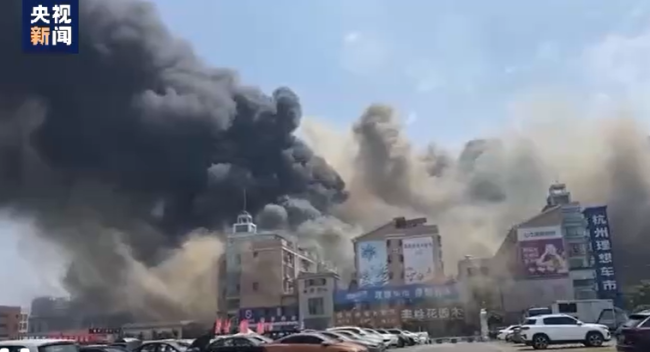 浙江杭州临平一市场发生火灾 有人员受伤