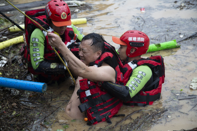6月18日，消防人員在松溪縣河東鄉下畬村河段營救受困群眾。（吳振偉攝）.jpg?x-oss-process=style/w10
