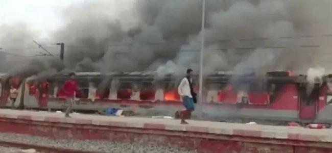 不满征兵改革 印度年轻人烧了火车