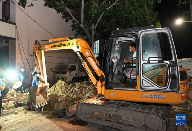 　6月22日，工作人員在天津市寶坻區的事故現場搶修燃氣管道。