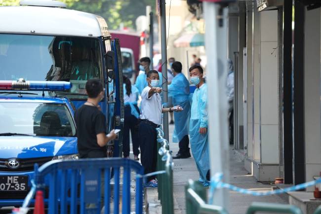 重庆：病例和密接者转运工作人员须佩戴蓝袖标 - FIFA 2022 Worldcup - 百度评论 百度热点快讯