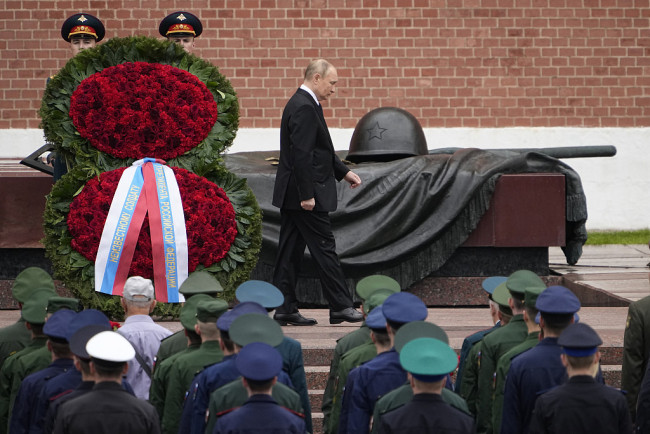 俄羅斯總統普京參加無名烈士墓獻花圈儀式。