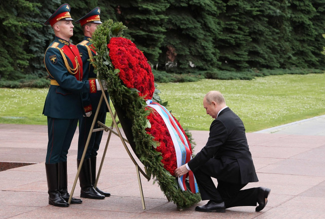 当地时间2022年6月22日，俄罗斯首都莫斯科，俄罗斯总统普京当天在莫斯科向位于克里姆林宫红墙外的无名烈士墓献花。