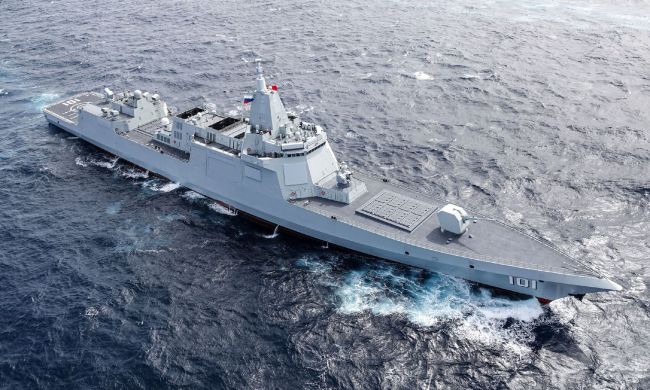 英国北洋水师水兵墓地前满是中国军舰照片