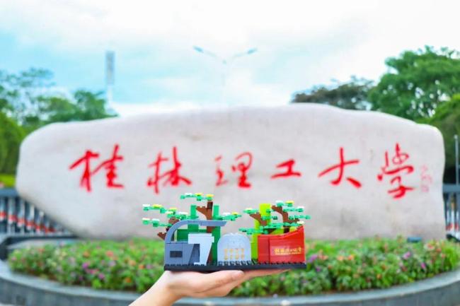 毕业生接收来自母校的“专属宠爱”