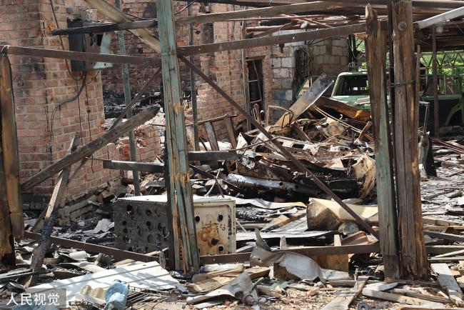 当地时间2022年6月26日，顿涅茨克地区巴赫穆特，当地遭遇炮击后一片狼藉，炮弹炸毁一栋民宅，民宅主人在炮击中遇难。