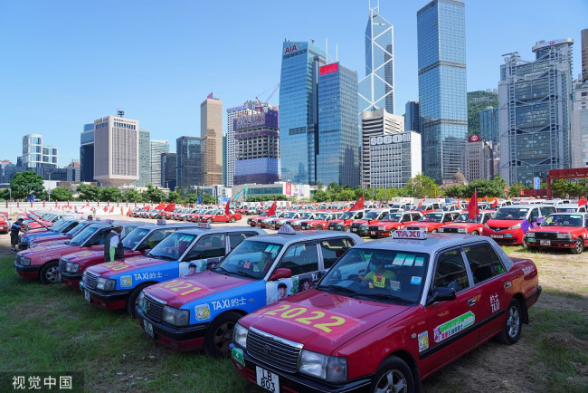 巡游开始前，100多辆挂国旗、贴海报的出租车在中环海滨空地摆出“25”字样，庆祝香港回归25周年。