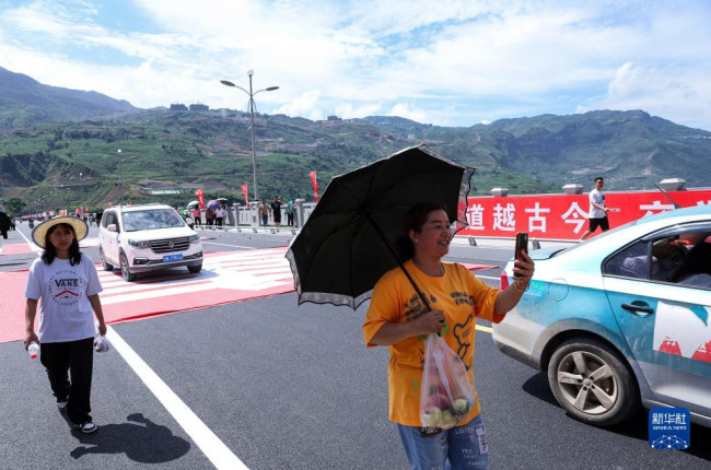 6月30日，来自金阳县城及各乡镇的群众纷纷前来感受通车带来的便利。