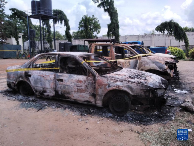 这是7月6日在尼日利亚首都阿布贾拍摄的监狱遇袭事件中遭毁坏的汽车。