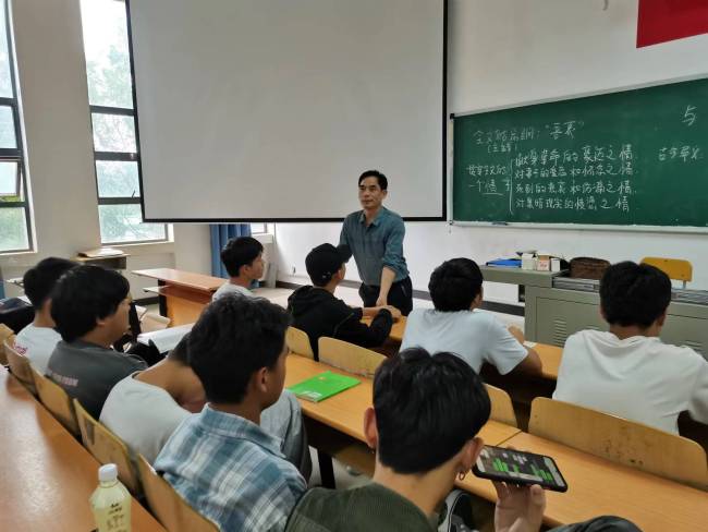 43岁农民陪女儿一起高考：什么时候开始学习都不晚