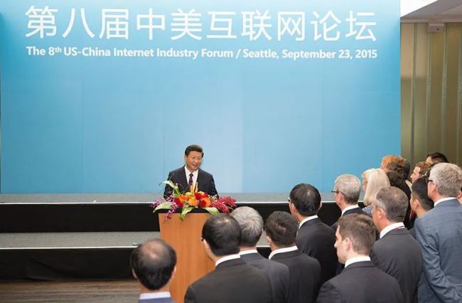 2015年9月23日，习近平在西雅图微软公司总部会见出席中美互联网论坛双方主要代表并发表讲话。新华社记者 黄敬文 摄