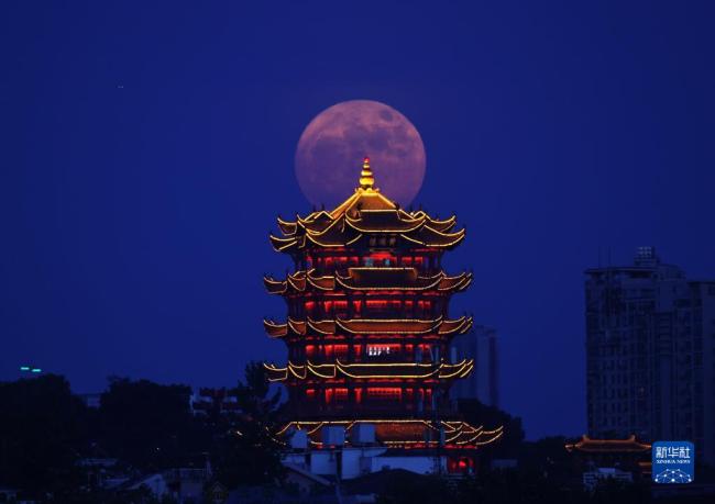 “超级月亮”现身